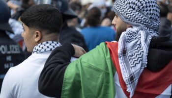 Demonstranten rufen an der Uni Kassel antiisraelische Parole