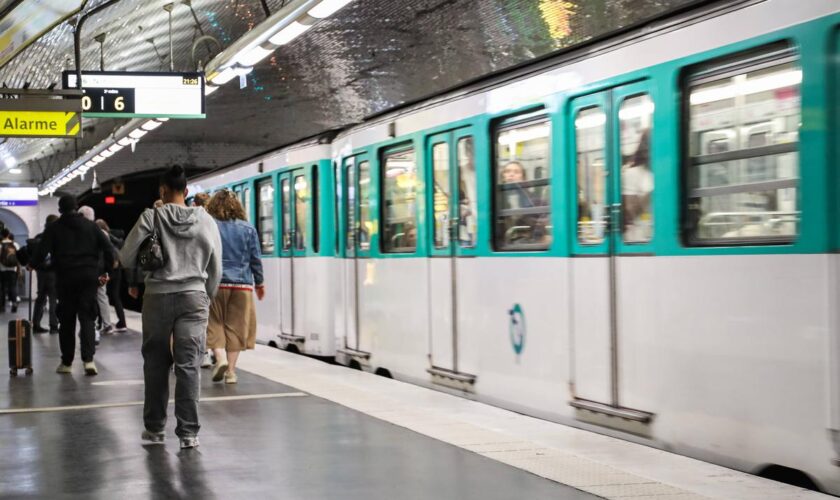 L’homme photographié dans le métro parisien avec un maillot « anti juif » s’est rendu, un examen psychiatrique demandé