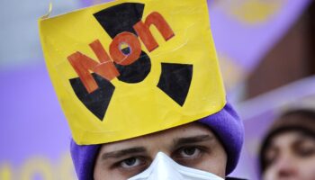 Un homme manifeste contre le nucléaire à Genève, en décembre 2010.