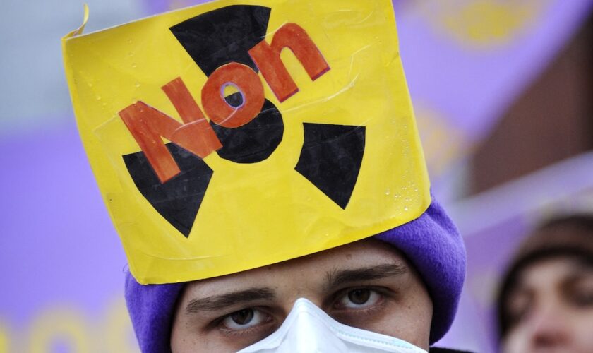 Un homme manifeste contre le nucléaire à Genève, en décembre 2010.