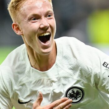 1:0 über Rigas FS: Hugo Larsson erlöst Eintracht Frankfurt