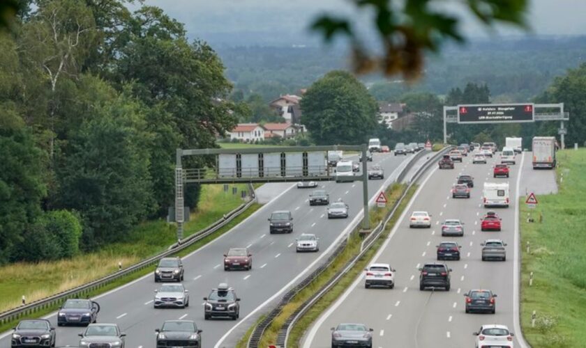 Mit Beginn der Herbstferien in Bayern und Baden-Württemberg kann es nach Einschätzung des ADAC voll auf den Autobahnen Deutschla