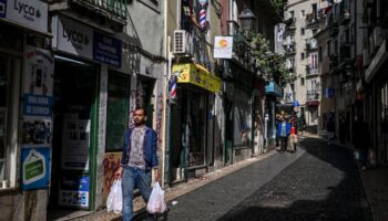 La Rua do Benformoso, dans le quartier de la Mouraria, à Lisbonne, le 14 février 2024 au Portugal