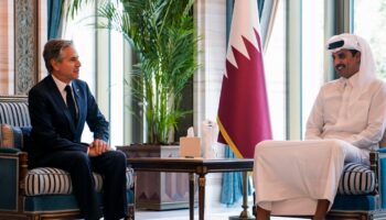 Le secrétaire d'État américain Antony Blinken rencontre l'émir du Qatar Tamim bin Hamad Al-Thani à Doha, le 24 octobre 2024.