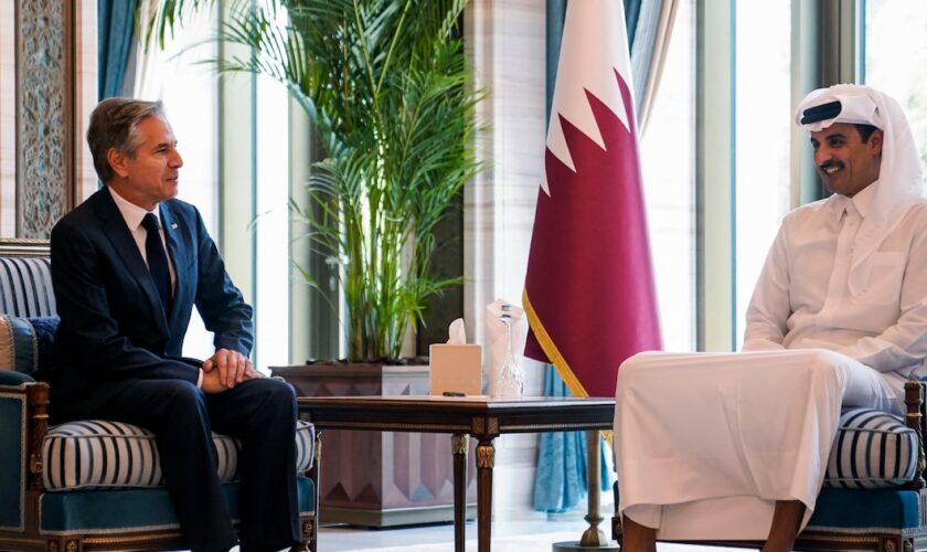 Le secrétaire d'État américain Antony Blinken rencontre l'émir du Qatar Tamim bin Hamad Al-Thani à Doha, le 24 octobre 2024.