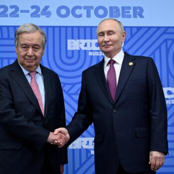 Vladimir Poutine et le patron de l’ONU Antonio Guterres se serrent la main, et ça n’a pas plu à la veuve d’Alexeï Navalny