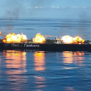 Cette photo publiée le 29 août 2024 par le centre des médias de Huthi Ansarullah au Yémen montre des boules de feu et de la fumée à bord de ce qu'ils disent être le pétrolier Sounion appartenant à la Grèce.