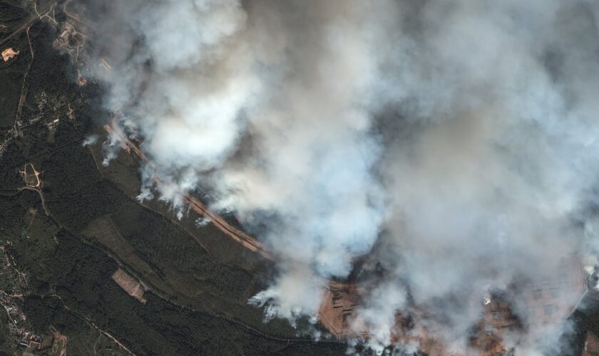 Image satellite du 18 septembre 2024 diffusée par Maxar Technologies montrant de la fumée au-dessus d'un dépôt de munitions à Toropets, dans la région russe de Tver, après une frappe de drones ukrainiens