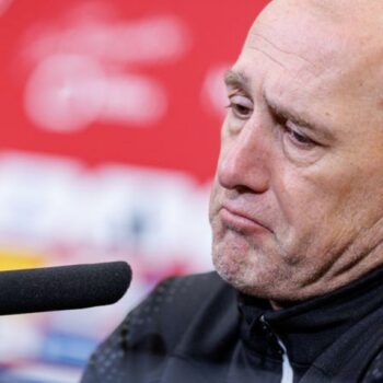 Vor der Ablösung? Jahn-Coach Joe Enochs bei der Pressekonferenz nach dem 3:8 in Nürnberg. Foto: Daniel Karmann/dpa