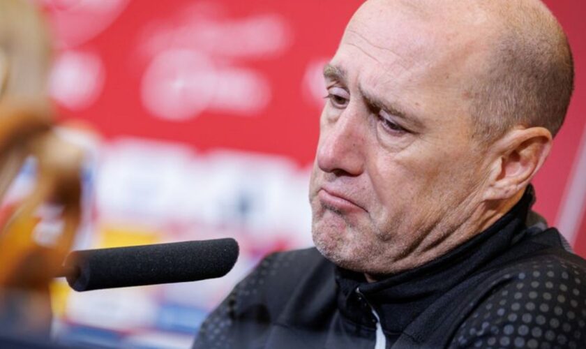 Vor der Ablösung? Jahn-Coach Joe Enochs bei der Pressekonferenz nach dem 3:8 in Nürnberg. Foto: Daniel Karmann/dpa