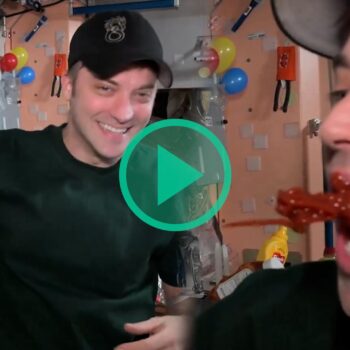 L’astronaute Matthew Dominick avale du ketchup à bord de l’ISS, et cela risque de vous couper l’appétit