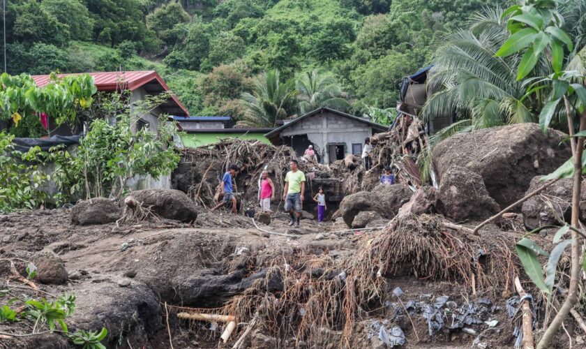 Aux Philippines, des villes submergées par la tempête Trami, le bilan porté à plus de 60 morts