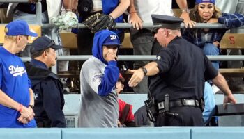 Dodgers fan interferes with potential clutch Yankees homer in World Series Game 1, fans recall Jeffrey Maier