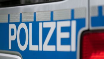 Polizei sucht nach Unfall auf Landstraße in Osthessen den Fahrer (Symbolbild). Foto: Marijan Murat/dpa