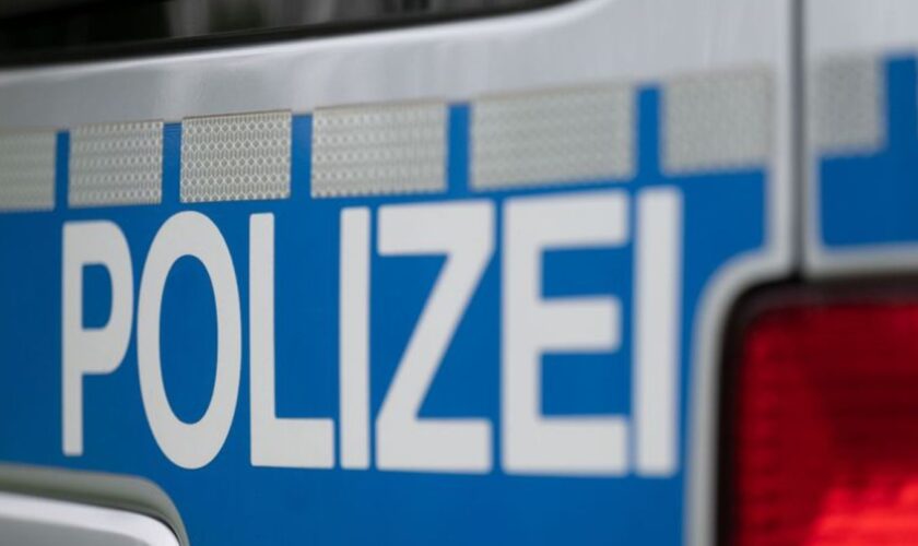 Polizei sucht nach Unfall auf Landstraße in Osthessen den Fahrer (Symbolbild). Foto: Marijan Murat/dpa