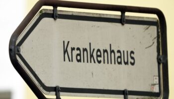 Das Krankenhaus in Neuhaus am Rennweg steht vor dem Aus. Etliche Menschen haben bei einer unangemeldeten Versammlung am Samstag