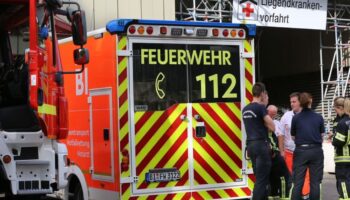 Bei einem Großeinsatz hat die Feuerwehr Bielefeld das Klinikum Mitte mit Sauerstoff-Reserven versorgt. Foto: Christian Müller/dp