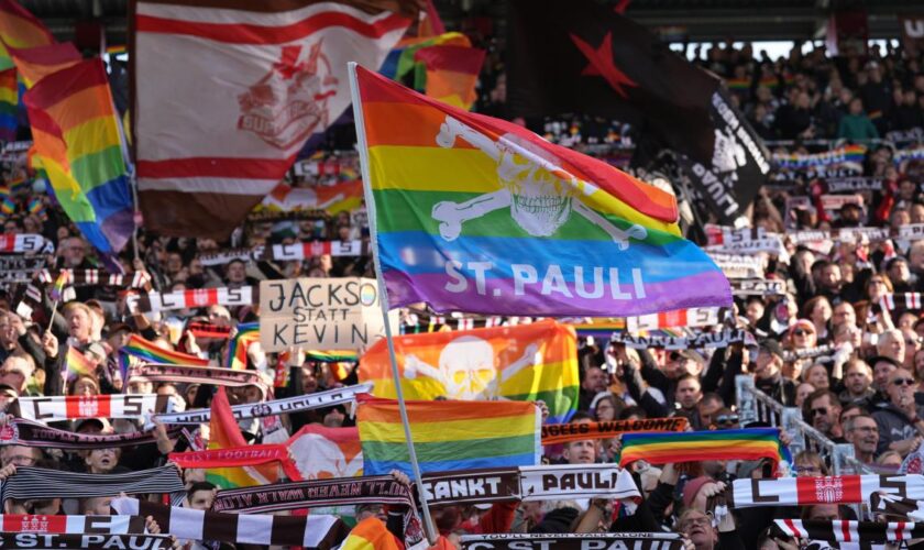 St. Pauli-Fans protestieren gegen Wolfsburg-Stürmer