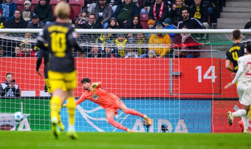 Durch einen Distanzschuss kassiert Dortmund den Ausgleich. Foto: Tom Weller/dpa