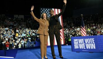 Harris (l) und Obama in Kalamazoo, Michigan