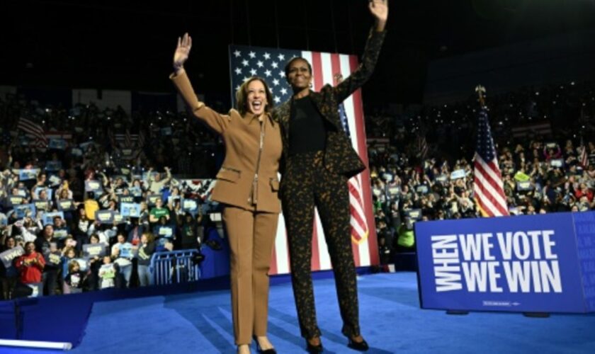 Harris (l) und Obama in Kalamazoo, Michigan