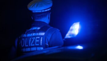 Eine spätabendliche Routinekontrolle der Polizei endet im Landkreis Börde in einem Unfall. Der junge Fahrer hatte allen Grund zu