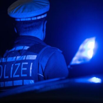 Eine spätabendliche Routinekontrolle der Polizei endet im Landkreis Börde in einem Unfall. Der junge Fahrer hatte allen Grund zu