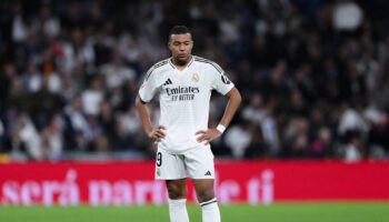 Hors-jeux à la pelle, but refusé et déroute à domicile… Kylian Mbappé passe à côté de son premier Clasico face au Barça