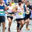 Der Schauspieler Colin Farrel (weißes Shirt mit Nummer 40) läuft in Dublin einen Marathon. Foto: Damien Storan/PA Wire/dpa