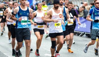 Der Schauspieler Colin Farrel (weißes Shirt mit Nummer 40) läuft in Dublin einen Marathon. Foto: Damien Storan/PA Wire/dpa