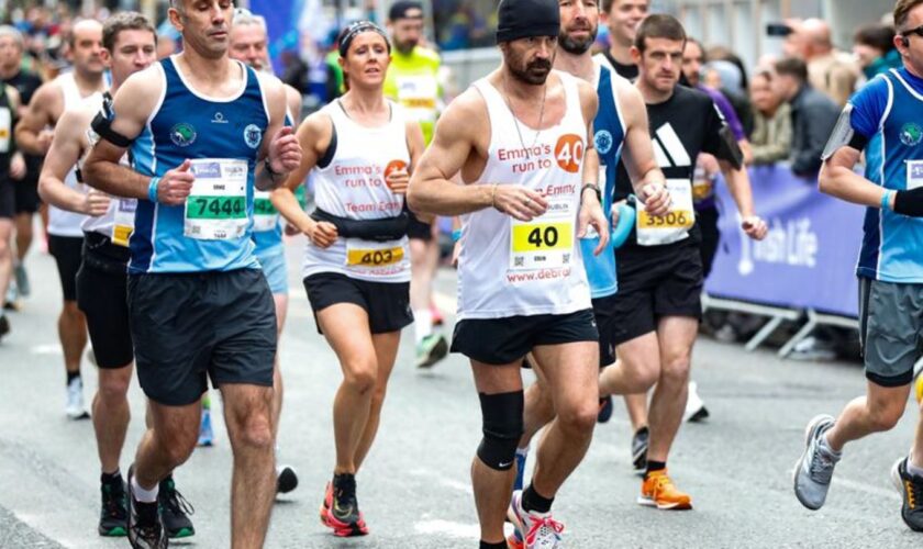 Der Schauspieler Colin Farrel (weißes Shirt mit Nummer 40) läuft in Dublin einen Marathon. Foto: Damien Storan/PA Wire/dpa