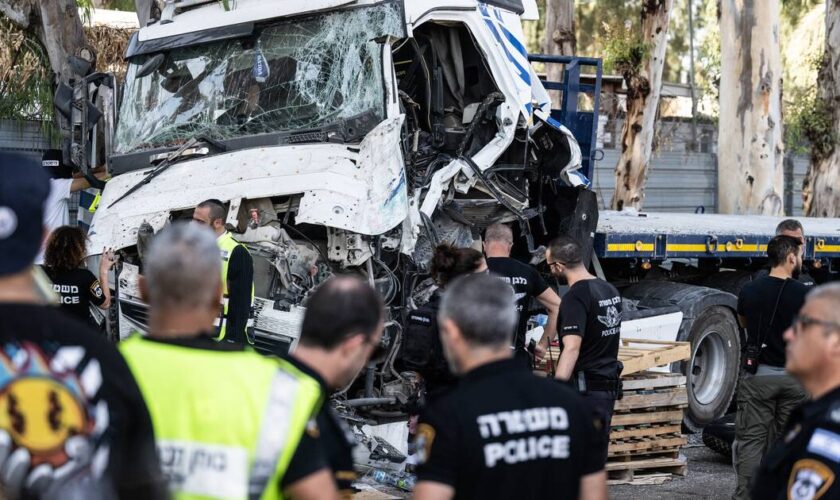 En Israël, un camion percute une station de bus, un mort et une trentaine de blessés