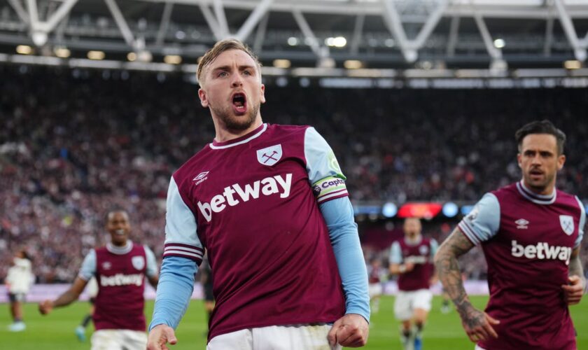 Jarrod Bowen penalty heaps pressure on Erik ten Hag as West Ham beat Man United