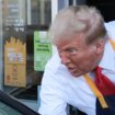 Le candidat républicain à l'élection présidentielle, l'ancien président des États-Unis Donald Trump, fait la queue au drive-in lors d'une séance de photos de campagne alors qu'il visite un restaurant McDonald's le 20 octobre 2024 à Feasterville-Trevose, en Pennsylvanie.