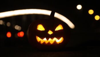 Halloween-Kürbis leuchtet im Dunkeln