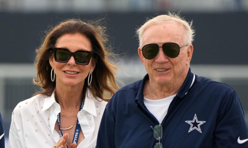 Jerry Jones' kids involved in freak car accident outside stadium before game vs 49ers: report