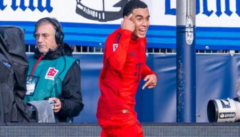 Der Kopf war's: Jamal Musiala (l) zeigt nach dem 2:0, womit er das Tor erzielt hat. Foto: David Inderlied/dpa