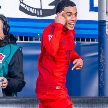 Der Kopf war's: Jamal Musiala (l) zeigt nach dem 2:0, womit er das Tor erzielt hat. Foto: David Inderlied/dpa