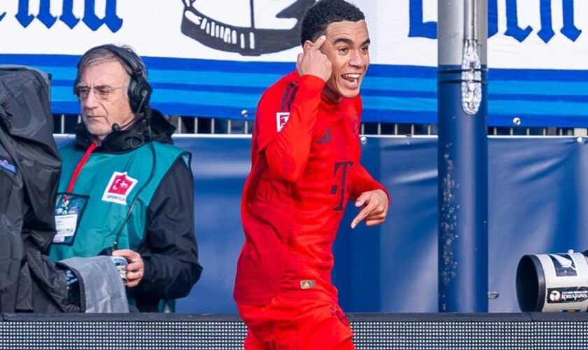 Der Kopf war's: Jamal Musiala (l) zeigt nach dem 2:0, womit er das Tor erzielt hat. Foto: David Inderlied/dpa