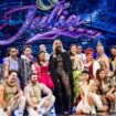 Zusammen mit dem Cast des neuen Hamburg-Musicals "& Julia" stand Bill Kaulitz für zwei Szenen auf der Bühne. Foto: Jonas Walzber