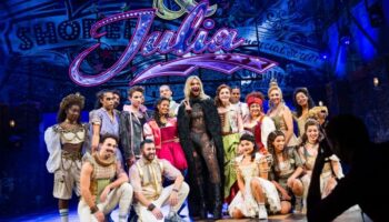 Zusammen mit dem Cast des neuen Hamburg-Musicals "& Julia" stand Bill Kaulitz für zwei Szenen auf der Bühne. Foto: Jonas Walzber