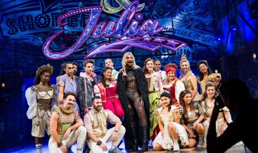 Zusammen mit dem Cast des neuen Hamburg-Musicals "& Julia" stand Bill Kaulitz für zwei Szenen auf der Bühne. Foto: Jonas Walzber