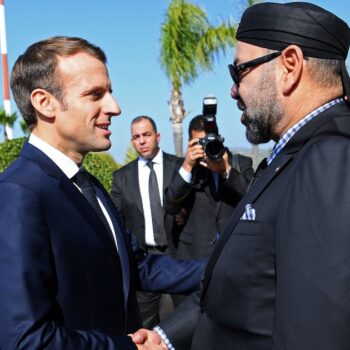 Le roi du Maroc Mohammed VI accueille le président français Emmanuel Macron à son arrivée à Tanger, dans le nord du royaume, le 15 novembre 2018