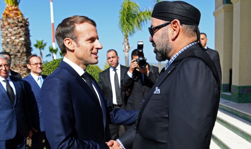 Le roi du Maroc Mohammed VI accueille le président français Emmanuel Macron à son arrivée à Tanger, dans le nord du royaume, le 15 novembre 2018