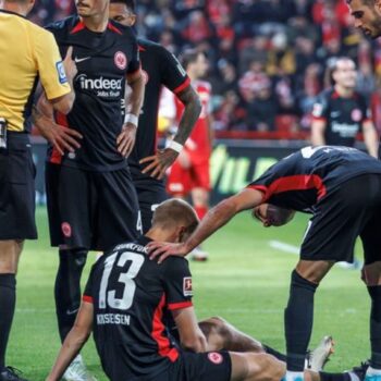 Frankfurt-Profi Rasmus Kristensen verletzte sich im Spiel gegen Union Berlin. Foto: Andreas Gora/dpa