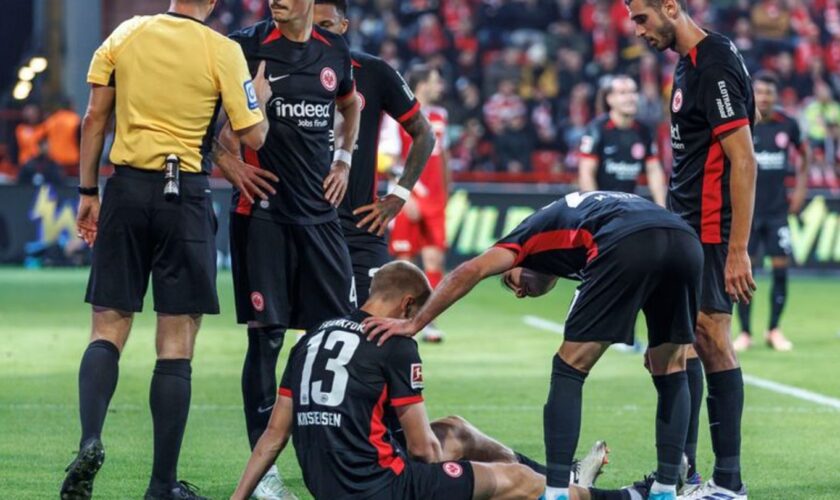 Frankfurt-Profi Rasmus Kristensen verletzte sich im Spiel gegen Union Berlin. Foto: Andreas Gora/dpa