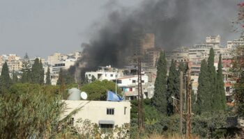 Une colonne de fumée s'élève du site d'une frappe aérienne israélienne qui a ciblé un secteur proche de la ville de Saïda, dans le sud du Liban, le 27 octobre 2024