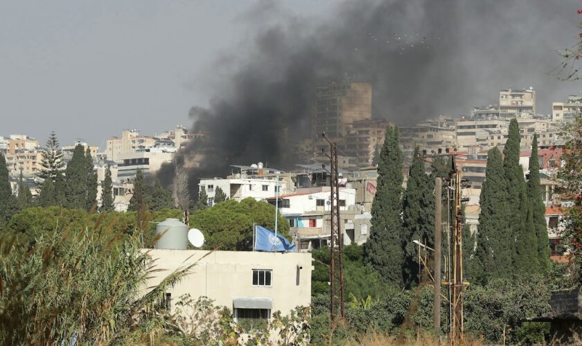 Une colonne de fumée s'élève du site d'une frappe aérienne israélienne qui a ciblé un secteur proche de la ville de Saïda, dans le sud du Liban, le 27 octobre 2024