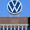 VW will die Gehälter seiner nach Haustarif bezahlten Mitarbeiter kürzen. Zu konkreten Zahlen macht das Unternehmen aber weiter k