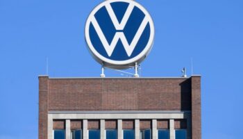 VW will die Gehälter seiner nach Haustarif bezahlten Mitarbeiter kürzen. Zu konkreten Zahlen macht das Unternehmen aber weiter k